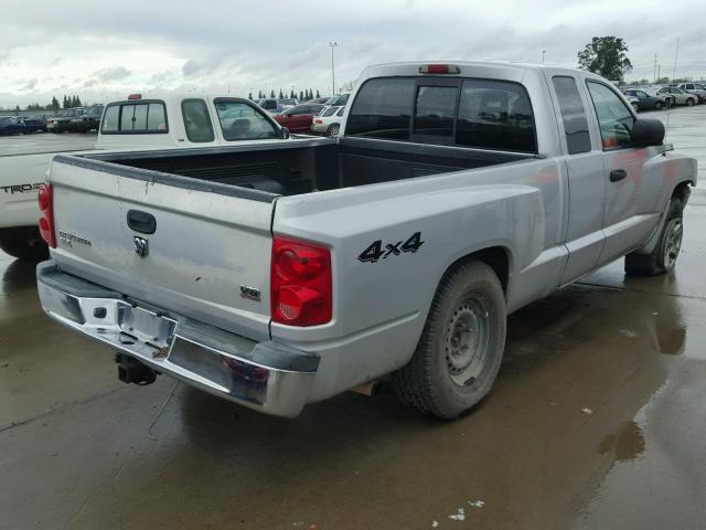 1D7HW42N75S193136 - 2005 DODGE DAKOTA SLT SILVER photo 4