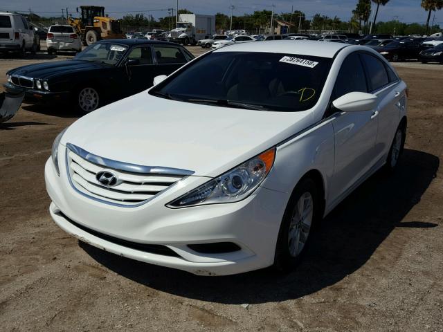 5NPEB4AC1DH684856 - 2013 HYUNDAI SONATA GLS WHITE photo 2