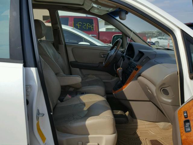 JTJGF10U620140902 - 2002 LEXUS RX 300 WHITE photo 5