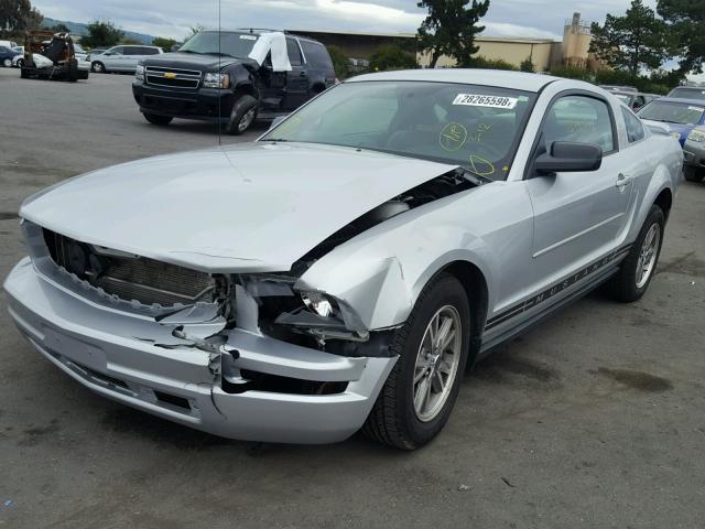 1ZVFT80N155214255 - 2005 FORD MUSTANG SILVER photo 2