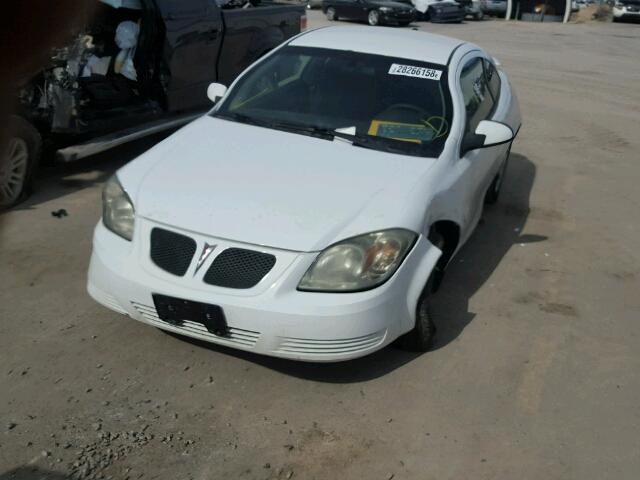 1G2AL18FX87331122 - 2008 PONTIAC G5 WHITE photo 2