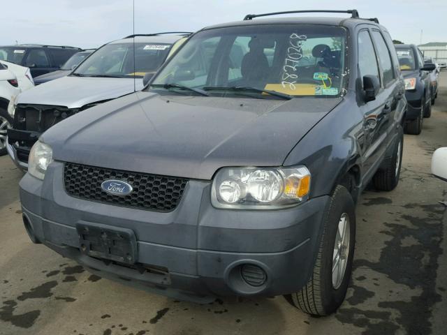 1FMCU92ZX5KA74129 - 2005 FORD ESCAPE XLS GRAY photo 2