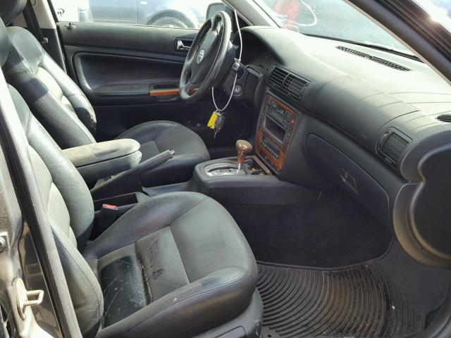 WVWPD23B4YE187611 - 2000 VOLKSWAGEN PASSAT GLX 石墨色 照片 5