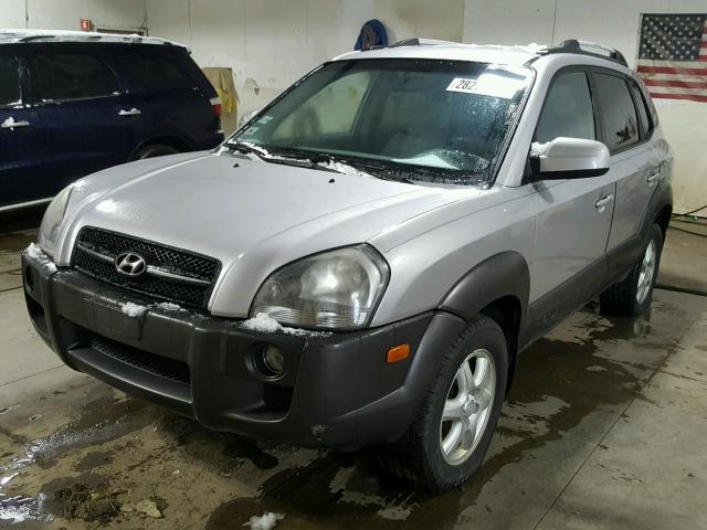 KM8JN12D05U054146 - 2005 HYUNDAI TUCSON GLS SILVER photo 2