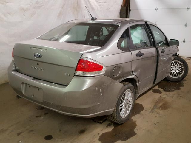 1FAHP35N58W123960 - 2008 FORD FOCUS SE SILVER photo 4