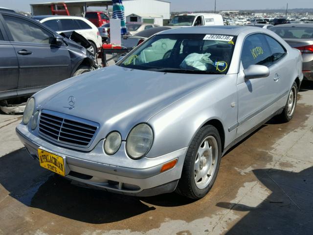 WDBLJ65G2WF024288 - 1998 MERCEDES-BENZ CLK 320 SILVER photo 2