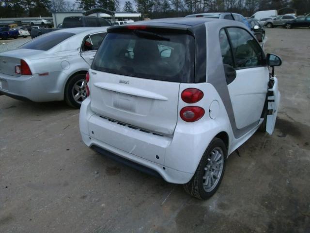 WMEEJ3BA3DK615180 - 2013 SMART FORTWO PUR WHITE photo 4