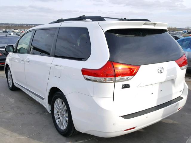 5TDYK3DC6CS277367 - 2012 TOYOTA SIENNA XLE WHITE photo 3