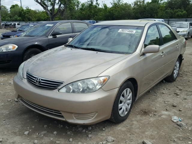 4T1BE32K55U076156 - 2005 TOYOTA CAMRY LE GOLD photo 2