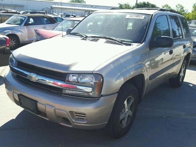 1GNDT13S152352423 - 2005 CHEVROLET TRAILBLAZE GOLD photo 2