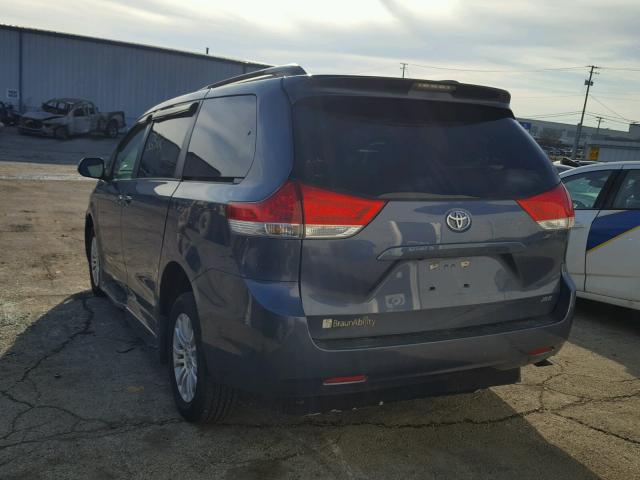 5TDYK3DC7DS365202 - 2013 TOYOTA SIENNA XLE GRAY photo 3