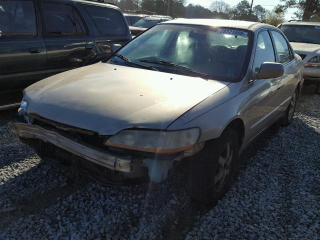 1HGCG5673YA097955 - 2000 HONDA ACCORD SE BEIGE photo 2