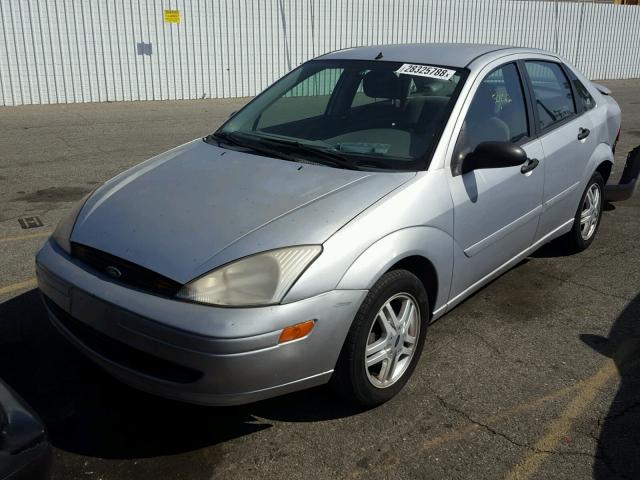 1FAFP3433YW298375 - 2000 FORD FOCUS SE SILVER photo 2