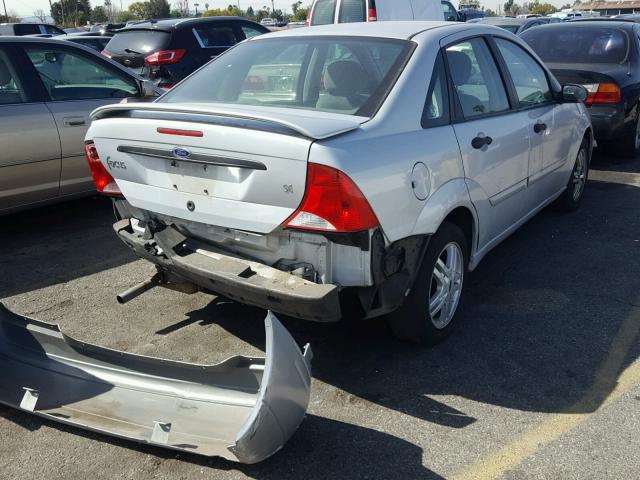 1FAFP3433YW298375 - 2000 FORD FOCUS SE SILVER photo 4