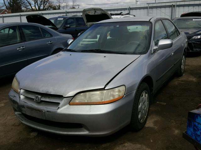 1HGCG665XYA131023 - 2000 HONDA ACCORD LX SILVER photo 2