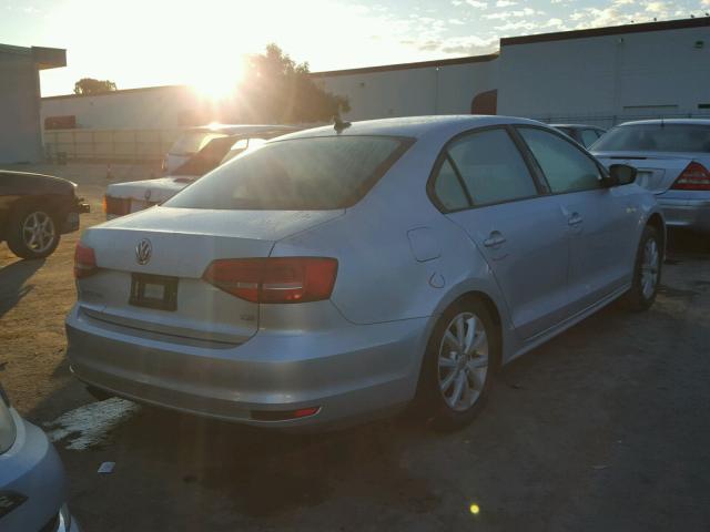 3VWD17AJ3FM318440 - 2015 VOLKSWAGEN JETTA SE SILVER photo 4