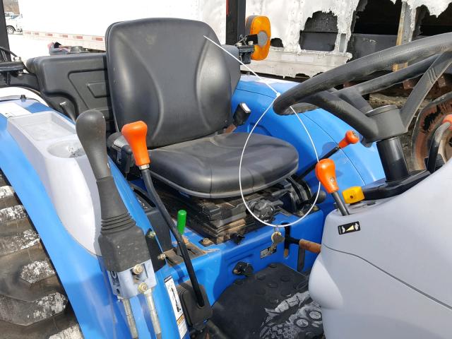 138RF006838 - 2012 NEWH TRACTOR BLUE photo 5