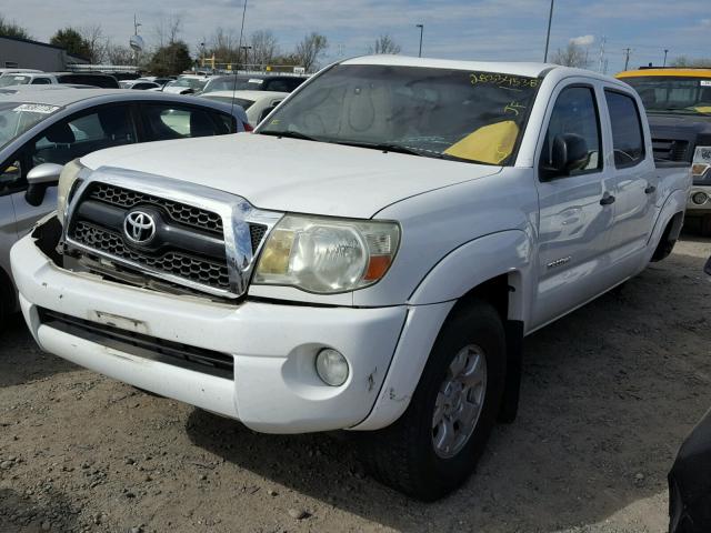 5TFLU4EN3BX009055 - 2011 TOYOTA TACOMA DOU WHITE photo 2