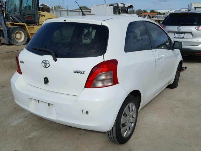 JTDJT923885205944 - 2008 TOYOTA YARIS WHITE photo 4