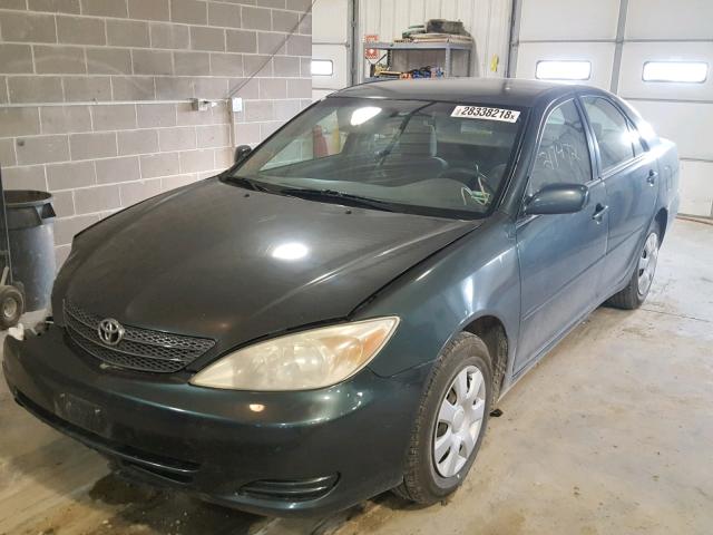 JTDBE32K220062447 - 2002 TOYOTA CAMRY LE GREEN photo 2