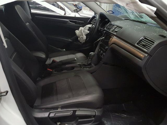 1VWDT7A3XHC033783 - 2017 VOLKSWAGEN PASSAT R-L WHITE photo 5