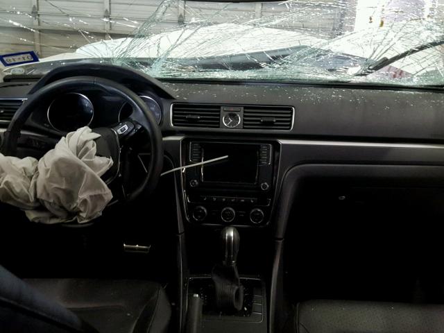 1VWDT7A3XHC033783 - 2017 VOLKSWAGEN PASSAT R-L WHITE photo 9