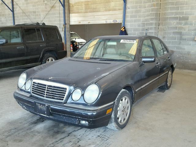 WDBJF65F8WA691377 - 1998 MERCEDES-BENZ E 320 BLACK photo 2