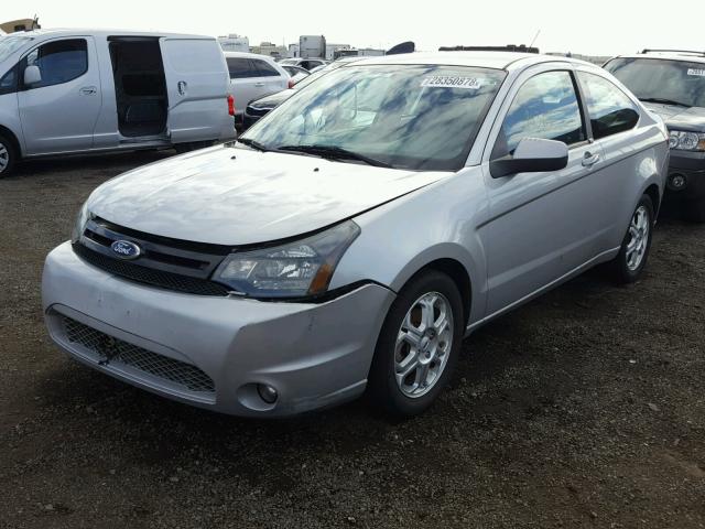 1FAHP32N19W212477 - 2009 FORD FOCUS SE SILVER photo 2