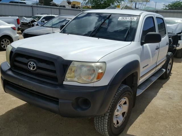 5TEJU62N78Z538601 - 2008 TOYOTA TACOMA DOU WHITE photo 2