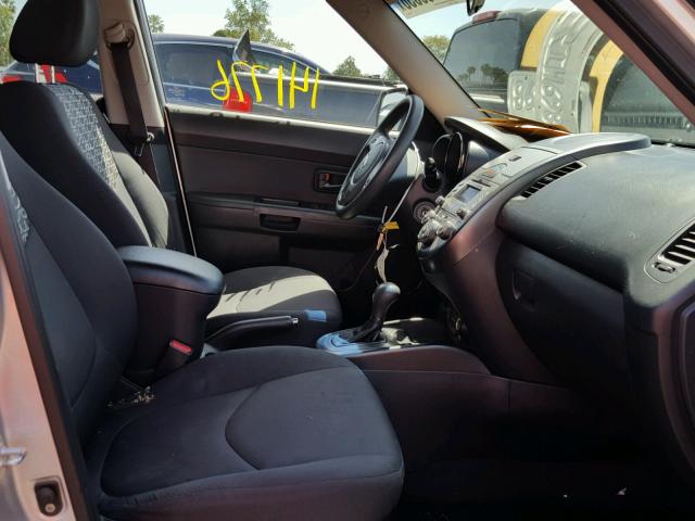 KNDJT2A27B7275110 - 2011 KIA SOUL + SILVER photo 5