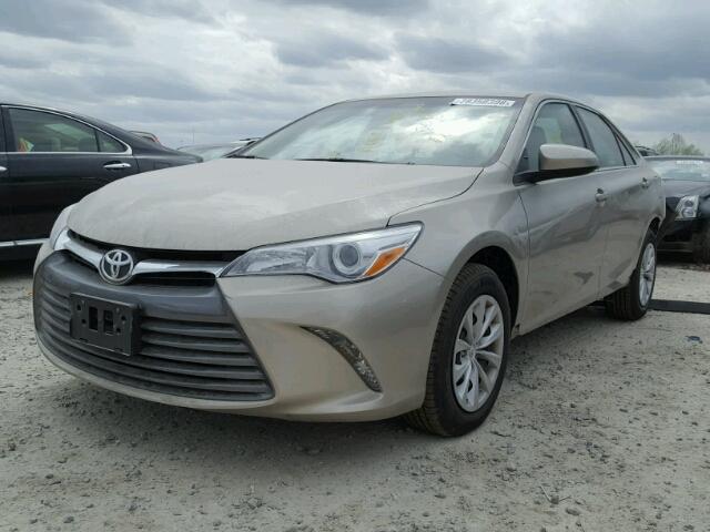 4T1BF1FKXHU785486 - 2017 TOYOTA CAMRY LE GOLD photo 2