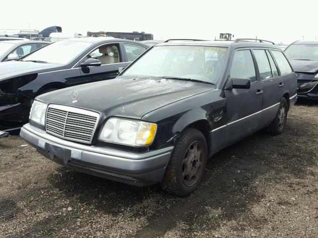 WDBEA92EXSF318044 - 1995 MERCEDES-BENZ E 320 BLACK photo 2