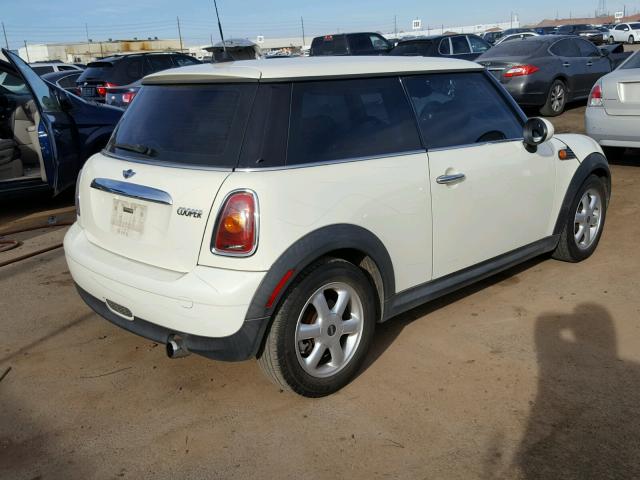 WMWMF33558TT61482 - 2008 MINI COOPER WHITE photo 4