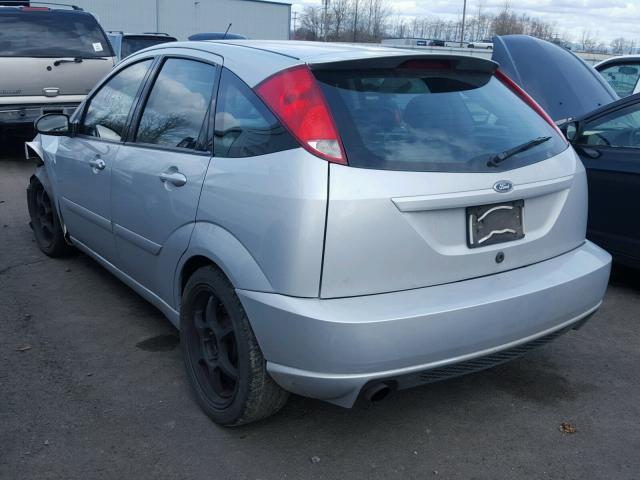 3FAHP375X3R137717 - 2003 FORD FOCUS ZX5 SILVER photo 3