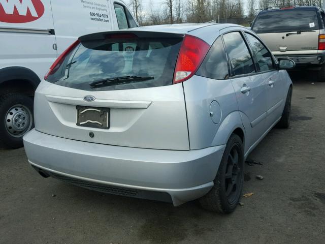 3FAHP375X3R137717 - 2003 FORD FOCUS ZX5 SILVER photo 4