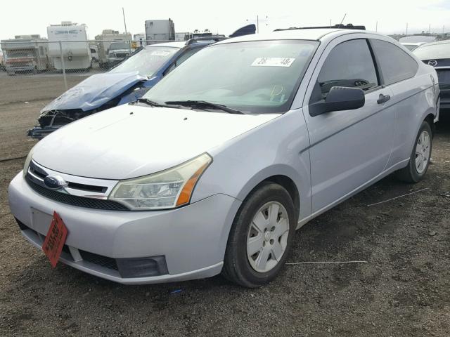 1FAHP32N48W201567 - 2008 FORD FOCUS S/SE SILVER photo 2