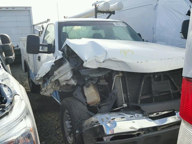 1GBHC24U55E299969 - 2005 CHEVROLET SILVERADO WHITE photo 1