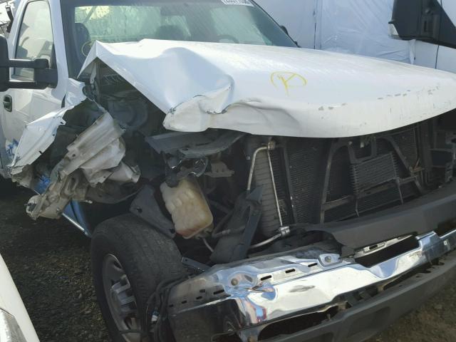 1GBHC24U55E299969 - 2005 CHEVROLET SILVERADO WHITE photo 9