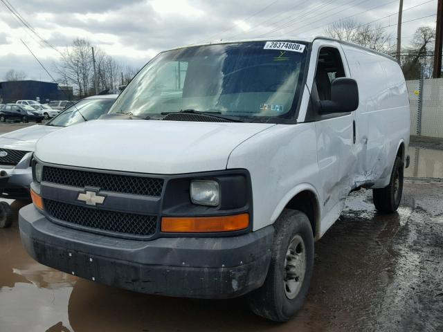 1GCGG25V061170808 - 2006 CHEVROLET EXPRESS G2 WHITE photo 2