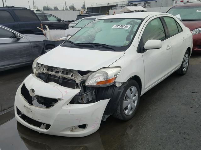 JTDBT923881258252 - 2008 TOYOTA YARIS WHITE photo 2