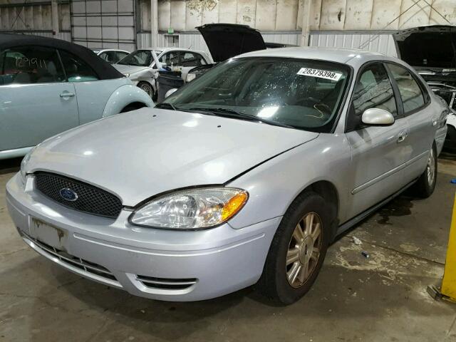 1FAFP56205A312290 - 2005 FORD TAURUS SEL SILVER photo 2