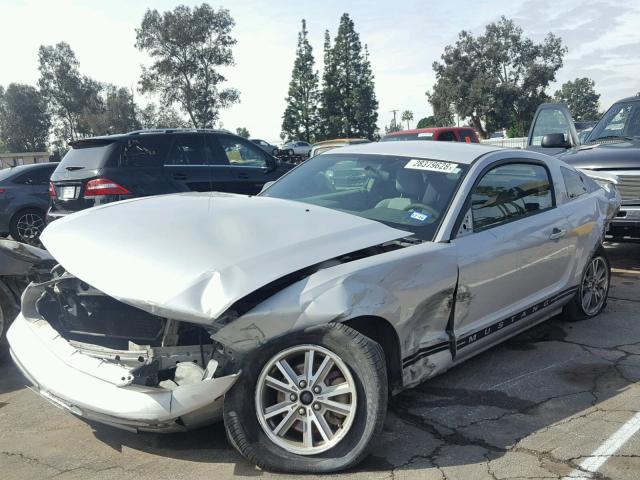 1ZVFT80NX55120892 - 2005 FORD MUSTANG SILVER photo 2