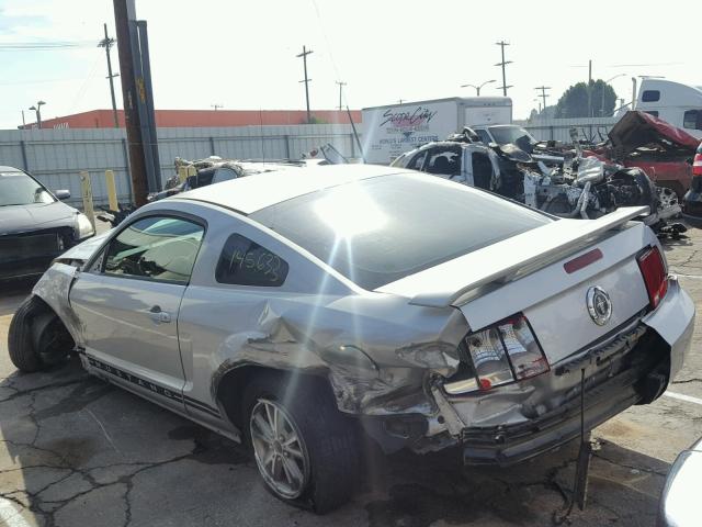 1ZVFT80NX55120892 - 2005 FORD MUSTANG SILVER photo 3