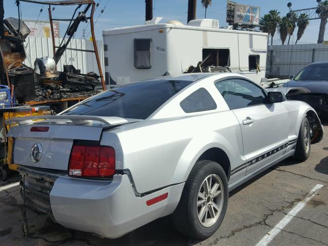 1ZVFT80NX55120892 - 2005 FORD MUSTANG SILVER photo 4