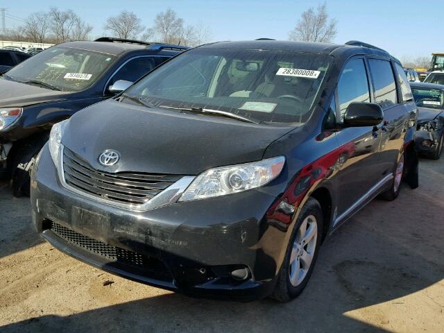 5TDKZ3DC4HS783885 - 2017 TOYOTA SIENNA LE BLACK photo 2