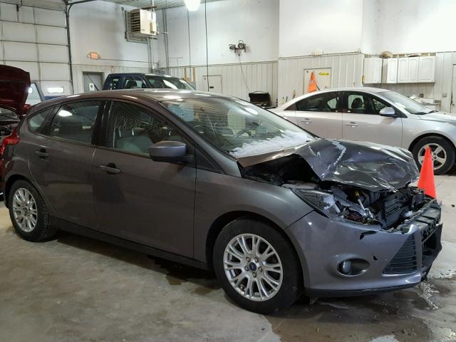 1FAHP3K28CL185728 - 2012 FORD FOCUS SE SILVER photo 1