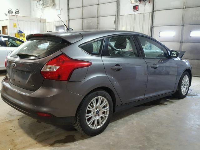 1FAHP3K28CL185728 - 2012 FORD FOCUS SE SILVER photo 4