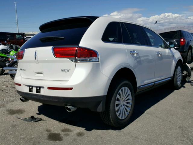 2LMDJ6JK2DBL28302 - 2013 LINCOLN MKX WHITE photo 4