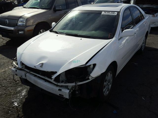 JTDBF30K320057838 - 2002 TOYOTA CAMRY LE WHITE photo 2