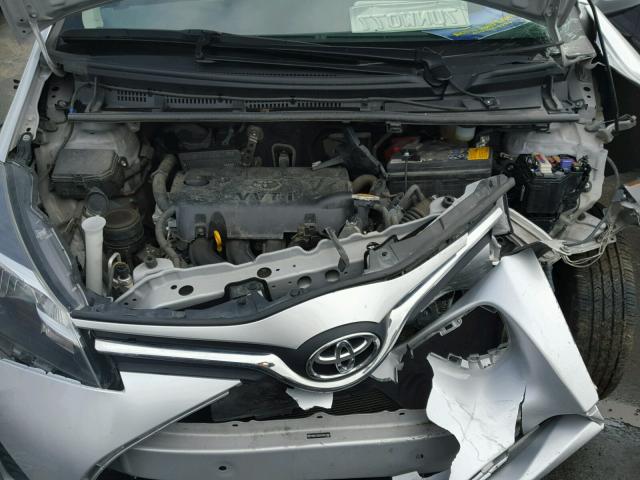 VNKKTUD35FA047305 - 2015 TOYOTA YARIS SILVER photo 7